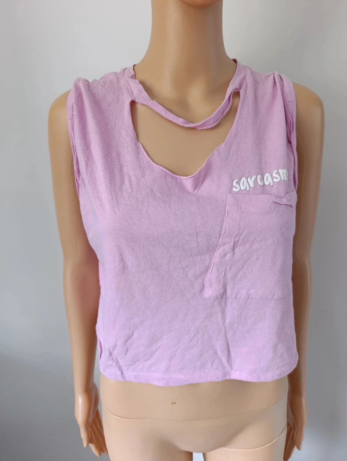 Top crop rosa Jennyfer L – Tank top 100 % algodón con bolsillo e inscripción "Sarcasm" – photo 3